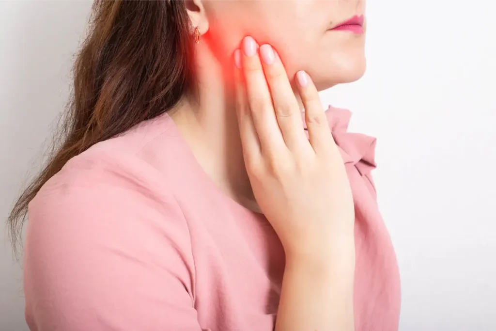 A woman experiencing third molar pain, necessitating wisdom tooth removal from a dentist for toothache